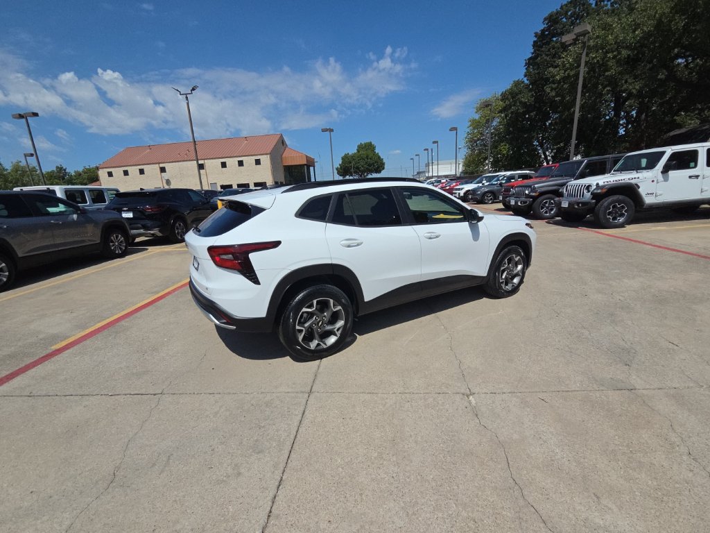 Used 2025 Chevrolet Trax LT w/ LT Convenience Package FWD image 7
