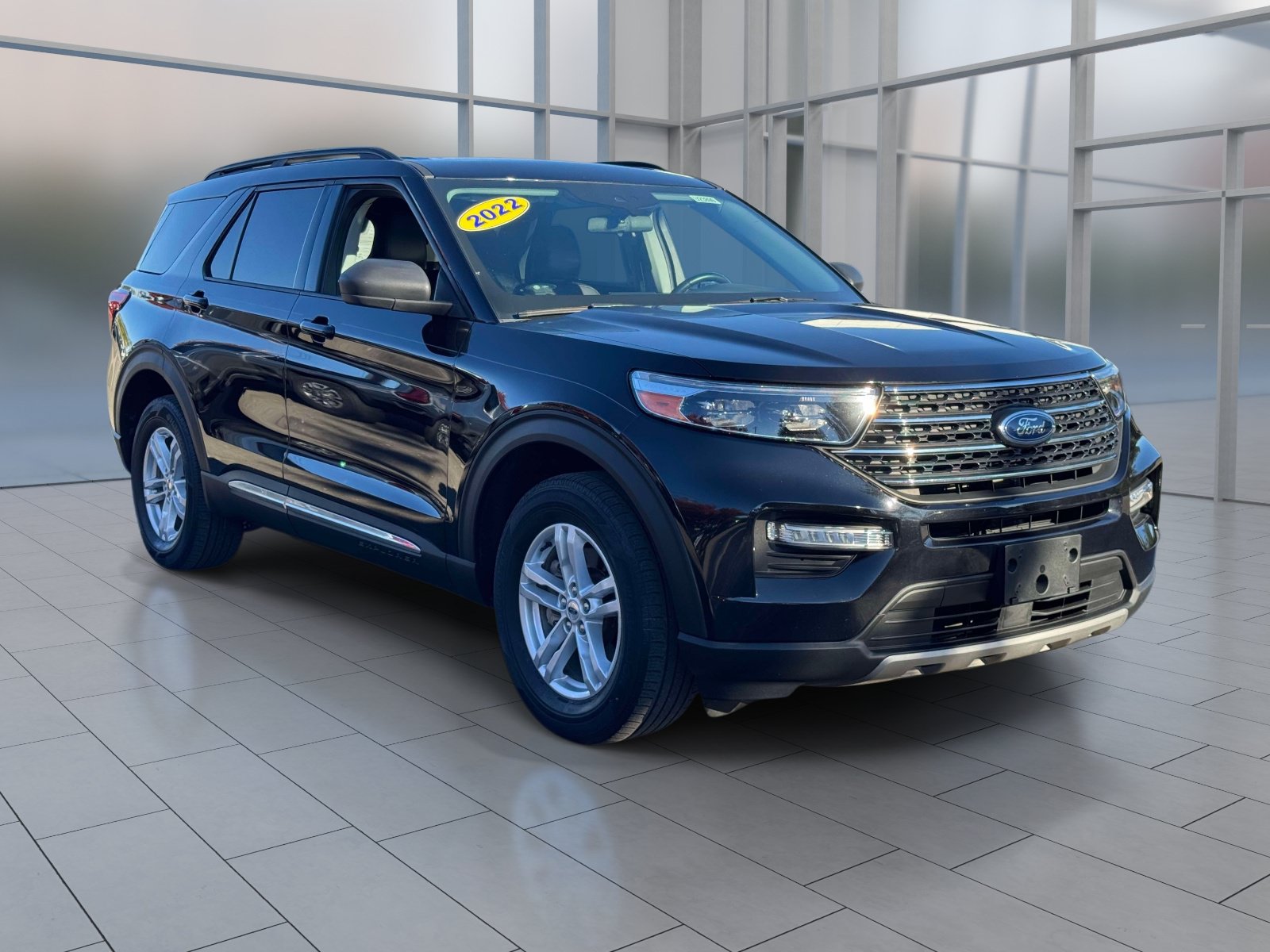 Used 2022 Ford Explorer XLT w/ Equipment Group 202A AWD/4WD image 2