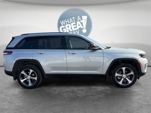 Used 2024 Jeep Grand Cherokee Limited w/ Luxury Tech Group II image 10