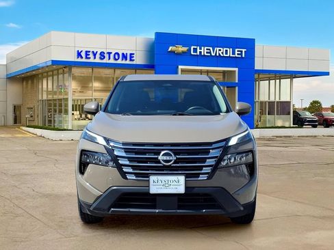Used 2024 Nissan Rogue SV AWD/4WD image 2