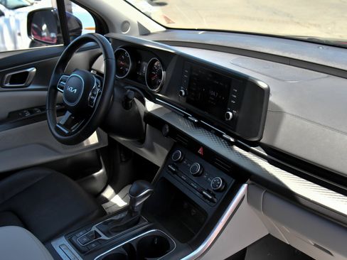 Used 2024 Kia Carnival LX FWD image 49