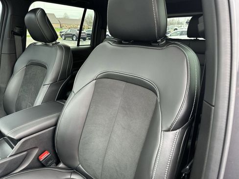 Used 2025 Jeep Grand Cherokee Altitude image 11