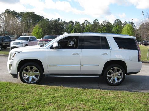 Used 2016 Cadillac Escalade Luxury image 3