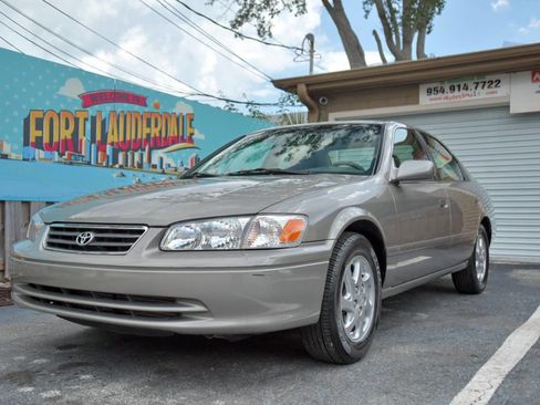 Used 2001 Toyota Camry XLE image 3