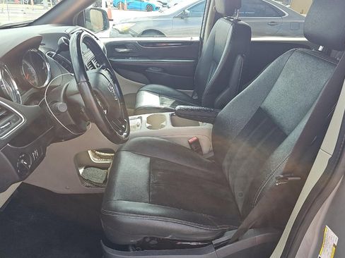 Used 2018 Dodge Grand Caravan SXT image 3