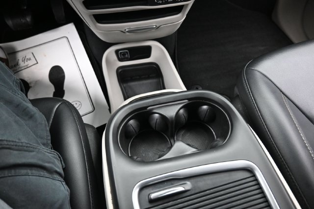 Used 2024 Chrysler Pacifica Touring-L FWD image 11