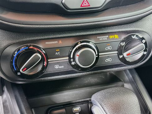 Used 2025 Kia Soul LX w/ LX Technology Package FWD image 23