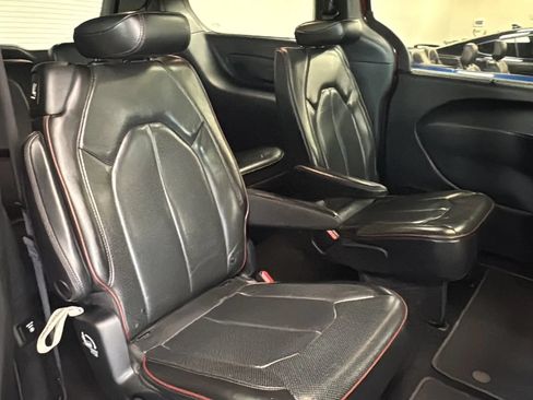 Used 2019 Chrysler Pacifica Limited FWD image 29
