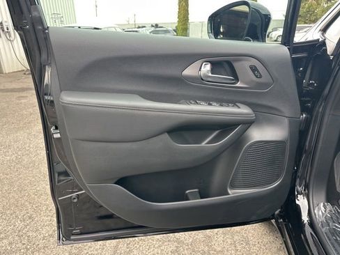 New 2026 Chrysler Pacifica Select image 14