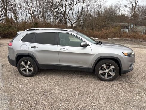 Used 2019 Jeep Cherokee Limited image 2