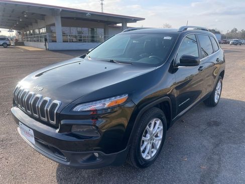 Used 2018 Jeep Cherokee Latitude Plus image 4