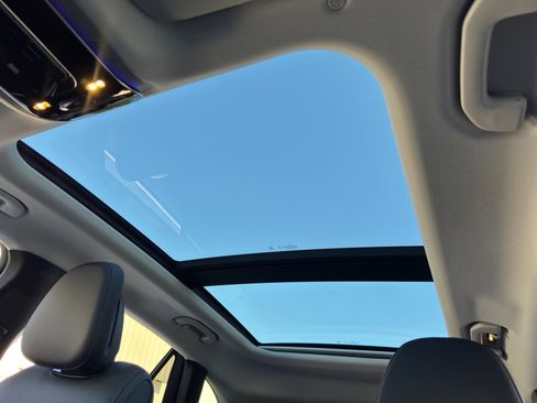 Used 2025 Mercedes-Benz GLC 350e 4MATIC image 12