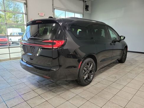 New 2026 Chrysler Pacifica Limited w/ S Appearance Package image 6