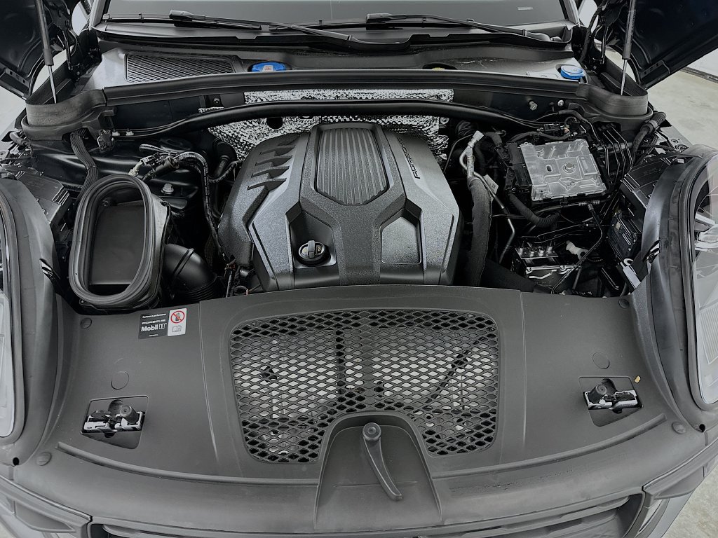Certified 2025 Porsche Macan AWD/4WD image 32