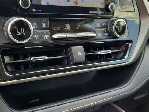 Used 2020 Toyota Highlander XLE image 28