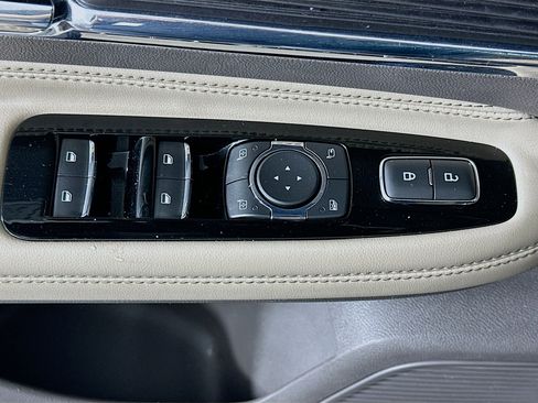 Used 2022 Lincoln Corsair Standard w/ Equipment Group 101A image 15