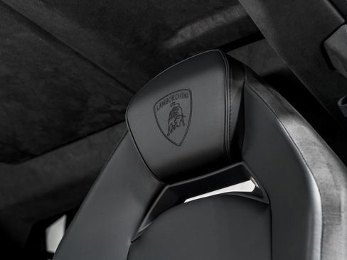 Used 2024 Lamborghini Revuelto image 19