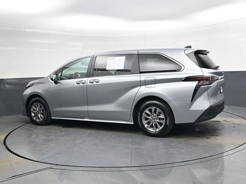 Used 2025 Toyota Sienna XLE image 7
