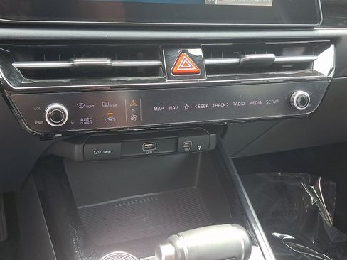 Certified 2024 Kia Niro EX FWD image 16