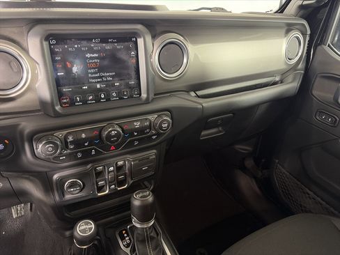 Used 2019 Jeep Wrangler Unlimited Sahara image 4