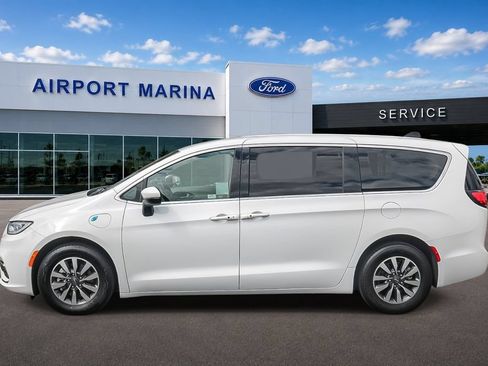 Used 2023 Chrysler Pacifica Touring-L FWD image 5