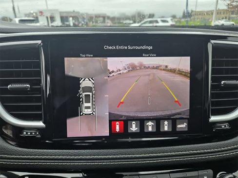 Used 2022 Chrysler Pacifica Limited w/ Uconnect Theater Family Group image 12