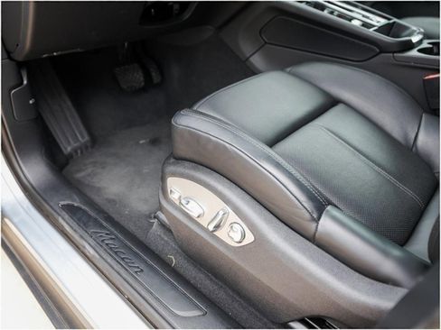 Certified 2025 Porsche Macan image 14