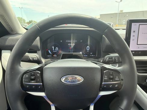 Used 2025 Ford Explorer Platinum w/ Ultimate Package AWD/4WD image 17