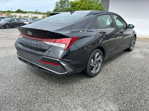 Certified 2025 Hyundai Elantra Sport FWD image 3