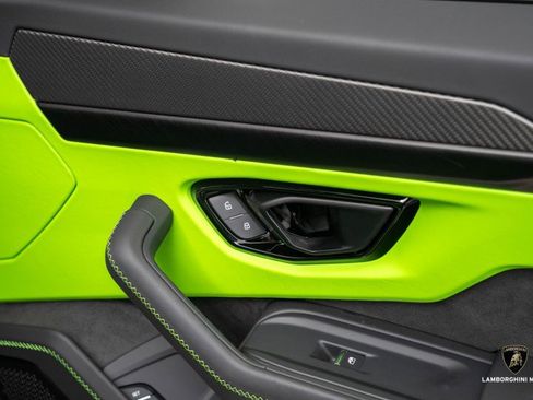 Used 2025 Lamborghini Urus SE image 45