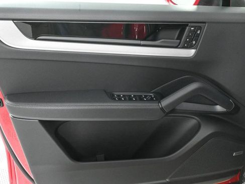 Used 2025 Porsche Cayenne image 13