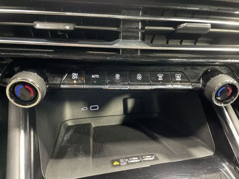 Used 2025 Chevrolet Traverse LT image 19