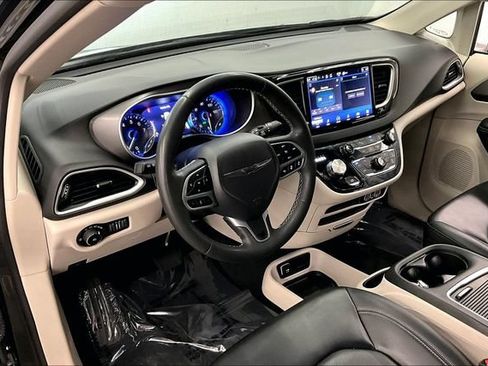 Used 2023 Chrysler Pacifica Touring-L FWD image 16