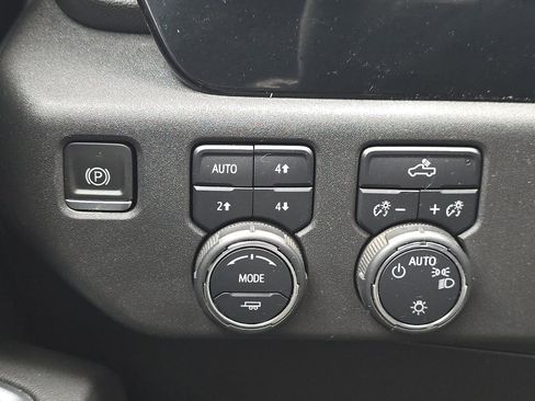 Used 2022 Chevrolet Silverado 1500 LT w/ Z71 Off-Road Package image 40