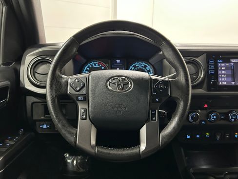 Used 2019 Toyota Tacoma TRD Sport image 11