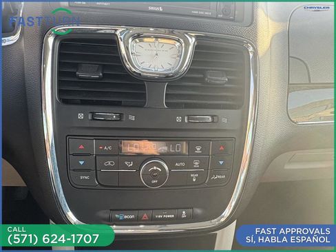 Used 2015 Chrysler Town & Country Touring image 21