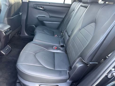 Used 2021 Toyota Highlander XLE image 31