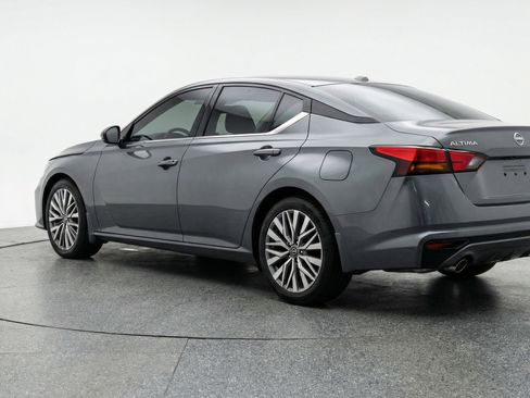 Used 2025 Nissan Altima 2.5 SV FWD image 6