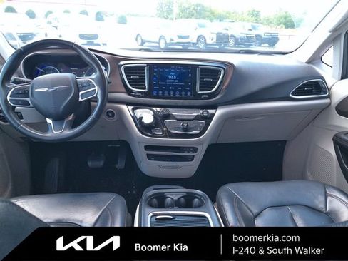 Used 2017 Chrysler Pacifica Touring-L Plus w/ Uconnect Theatre Group FWD image 9