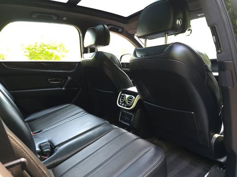 Used 2020 Bentley Bentayga Design Series image 28