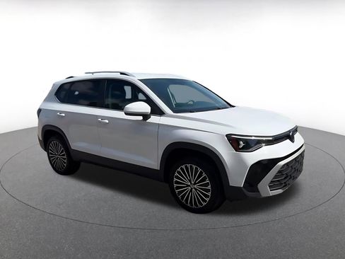 Used 2025 Volkswagen Taos SE image 2