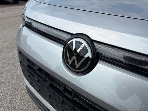 Used 2025 Volkswagen Tiguan SE AWD/4WD image 11