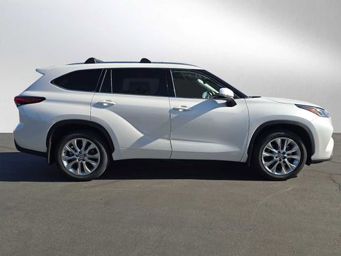 Used 2023 Toyota Highlander Limited AWD/4WD image 2