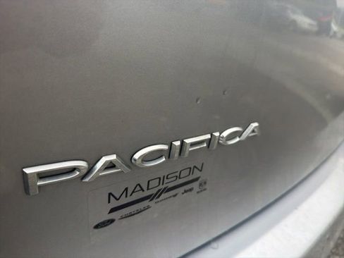 Used 2021 Chrysler Pacifica Touring-L image 12