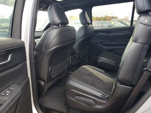 Used 2024 Jeep Grand Cherokee L Altitude image 23