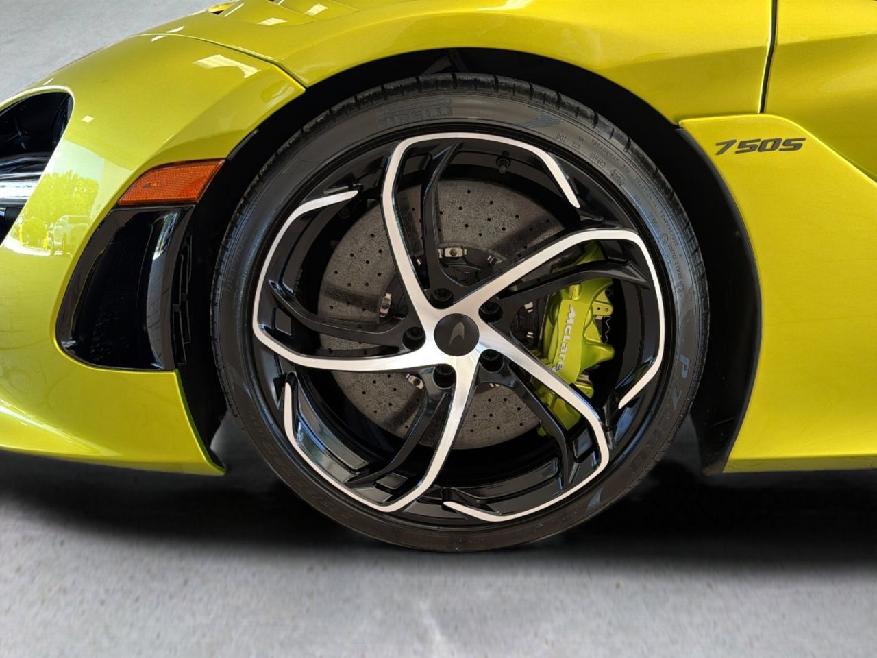 Used 2025 McLaren 750S Spider RWD image 18