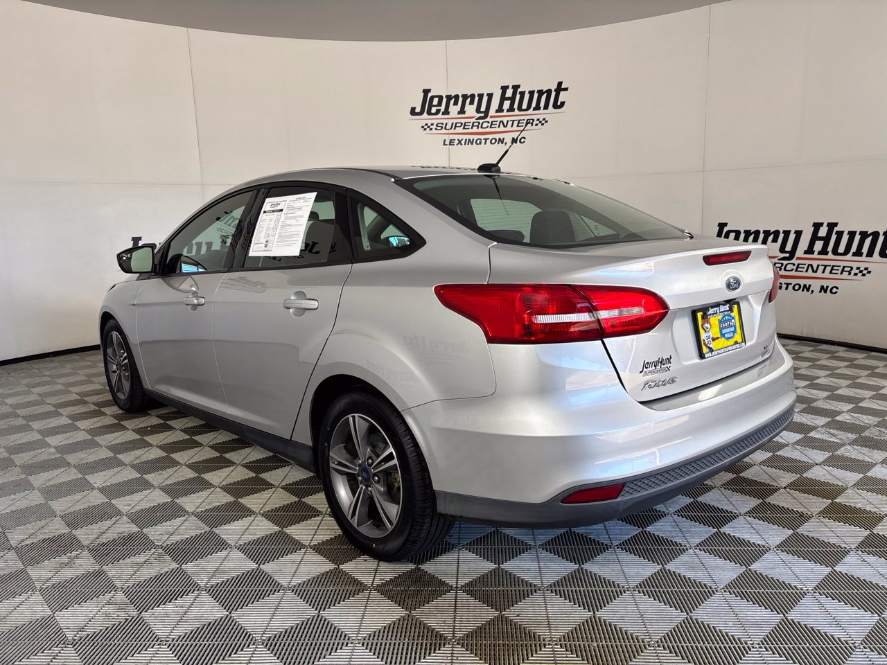 Used 2018 Ford Focus SE w/ SE Appearance Package FWD image 8