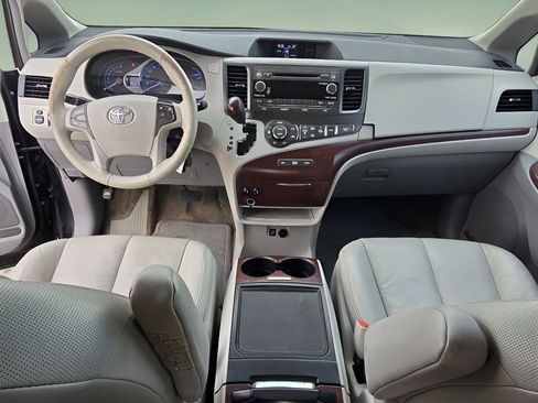 Used 2014 Toyota Sienna XLE image 24