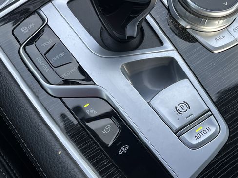 Used 2020 BMW 740i w/ M Sport Package image 9