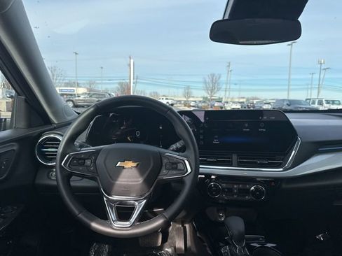 Used 2025 Chevrolet Trax LT w/ LT Convenience Package image 7